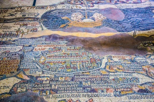 Historische byzantinische Bodenmosaik mit detaillierter Landkarte, blau-grau-gelben Tönen und griechischen Schriftzeichen