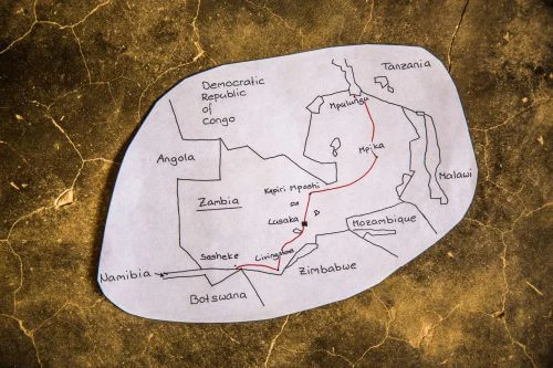 Skizze einer Karte mit afrikanischen Ländern wie Sambia, Angola und Mosambik auf gelbem Untergrund