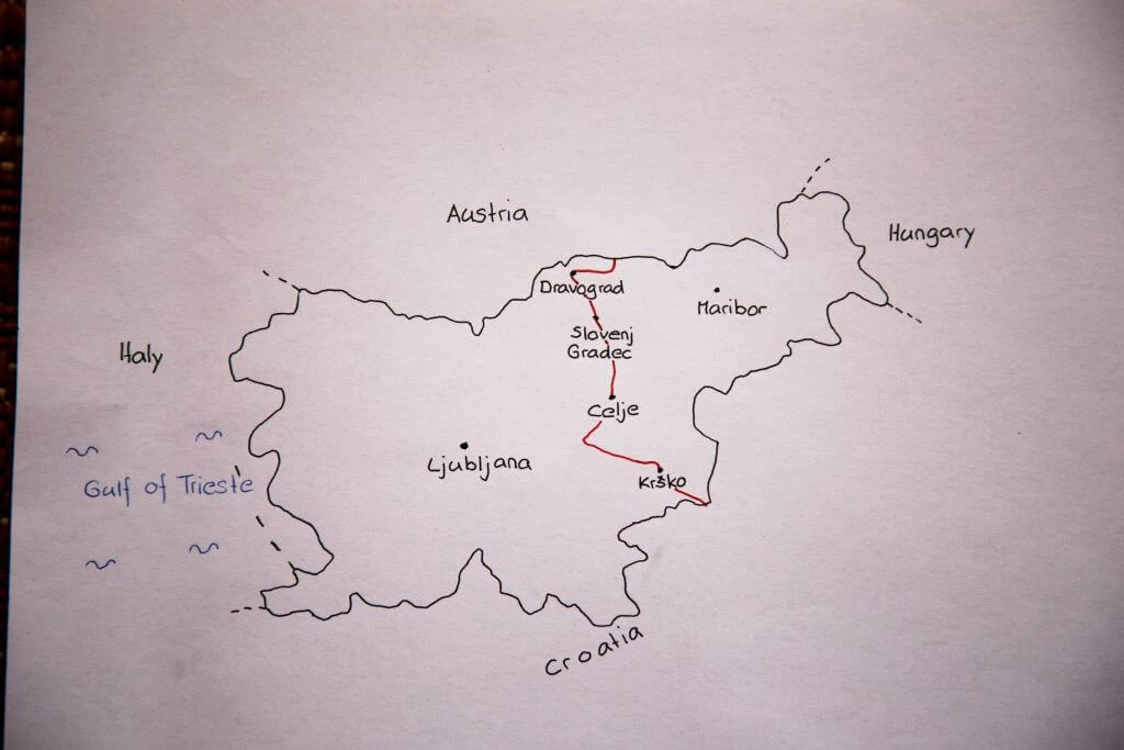 Schwarz-weiße Skizze einer Landkarte von Slowenien mit handschriftlichen Ortsnamen wie Ljubljana, Maribor und Celje