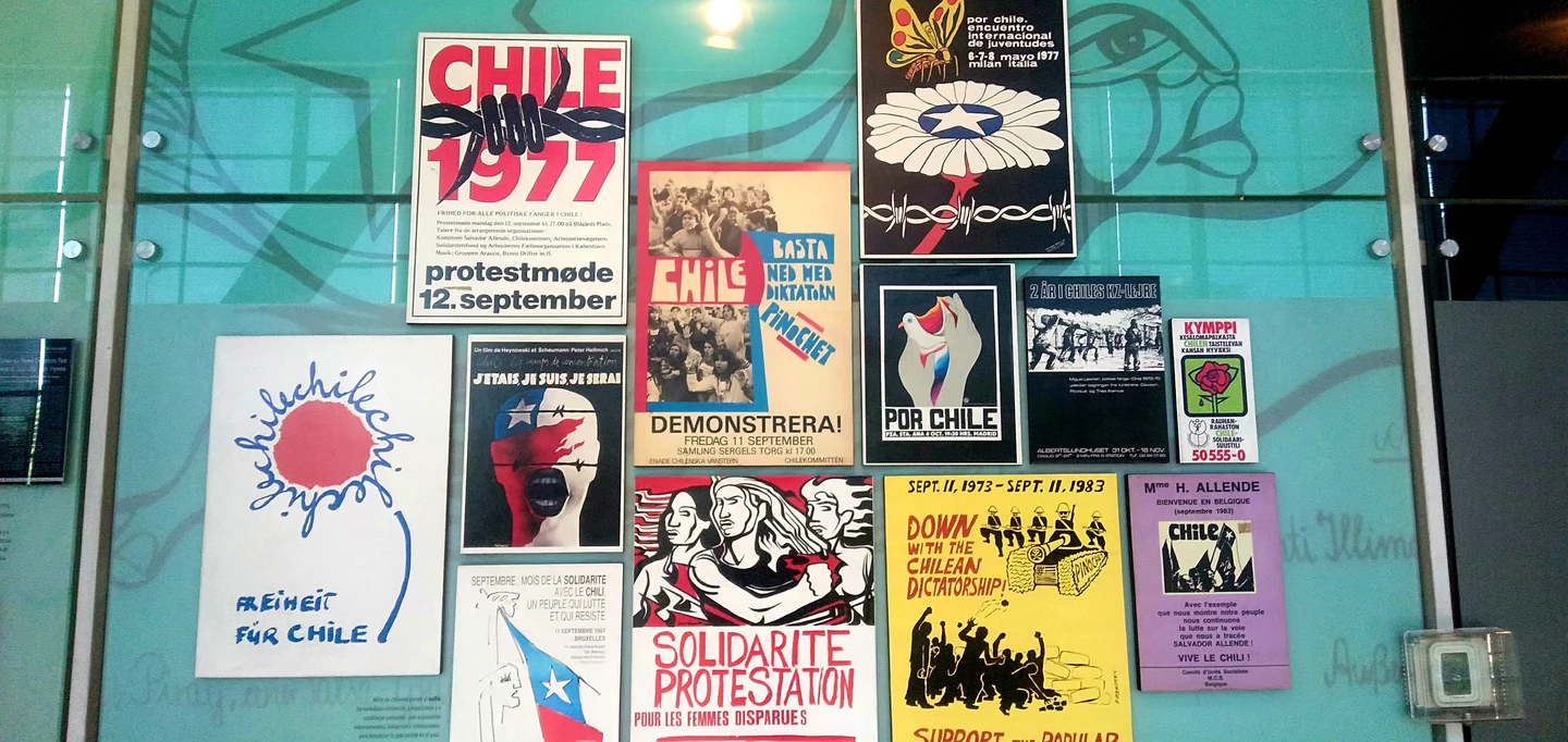 Sammlung von internationalen Solidaritätsplakaten für Chile, die gegen die Militärdiktatur protestieren, mit grafischen Designs in verschiedenen Sprachen