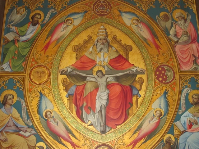 Religiöses Kunstwerk mit Dreifaltigkeit: Gott Vater, Kruzifix und Heiligenkreis in goldgelben Tönen