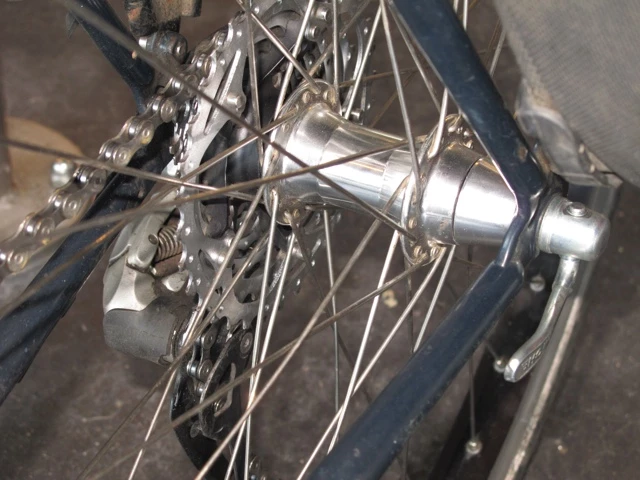 Nahaufnahme eines Fahrradspeichenrads mit Metallkette, Zahnkranz und Speichen in Detailansicht