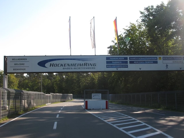 Straßeneingang zum Hockenheimring mit Willkommensbanner, Flaggen und Straßenmarkierungen