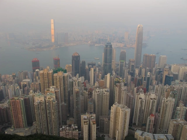 Dichte Ansammlung von Hochhäusern in Hongkong, Blick auf Wolkenkratzer und Hafen bei gedämpftem Licht