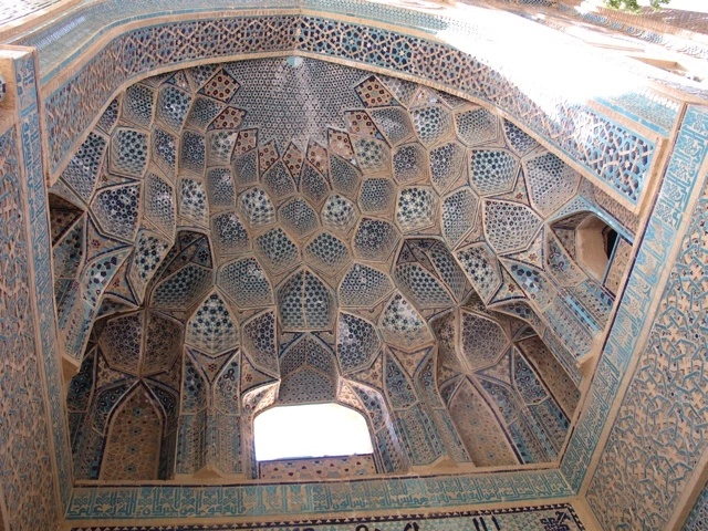 Detaillierte gewölbte Decke mit islamischem Muster in blau-braunen Tönen, geometrische Ornamentik mit Nischen und Bögen