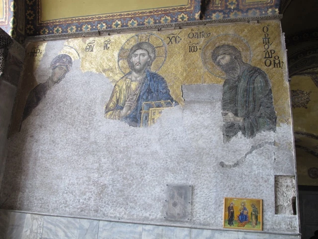 Byzantinisches Mosaik mit Jesus Christus in der Mitte, umgeben von goldenen und blauen Tönen, in der Hagia Sophia in Istanbul