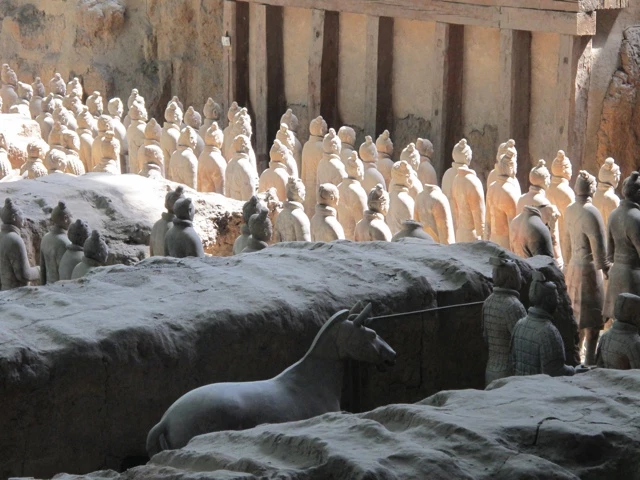 Historische Tonstatuen von Kriegern in Formation, mit einem Pferd im Vordergrund, Teil des kaiserlichen Mausoleums