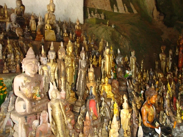 Hunderte buddhistische Figuren in verschiedenen Größen und Farbtönen, dicht an dicht in einem Raum oder Tempel aufgestellt