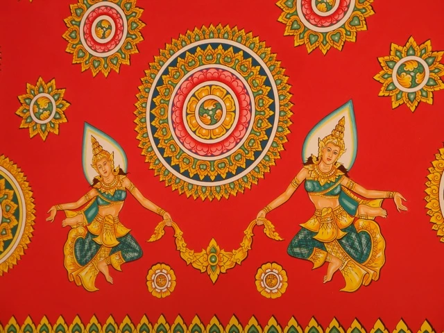 Rotes Wandbild mit goldenen Mandalas und zwei symmetrisch angeordneten traditionellen Thai-Tänzerinnen in gelb-blauer Kleidung